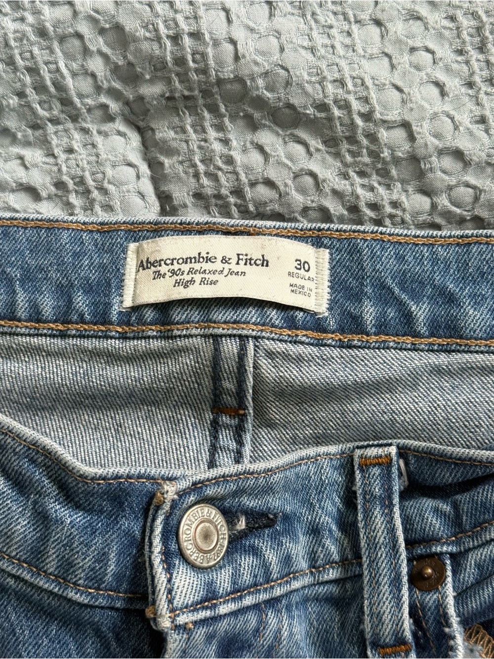 Abercrombie & Fitch 90s Relaxed Jean
High Rise